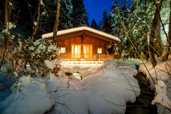 Winter-Abendstimmung zeigt die Waldsauna des Biohotel der daberer im Wald hinter dem Hotel | Foto: Biohotel der daberer