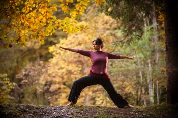 Yoga im herbstlichen Wald hinter dem Biohotel der daberer | Foto: der daberer. das biohotel/F. Neumüller