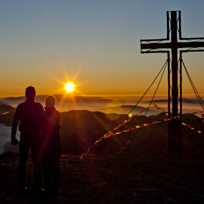 Sonnenuntergang am Gipfel des Hochschwab mit Gipfelkreuz