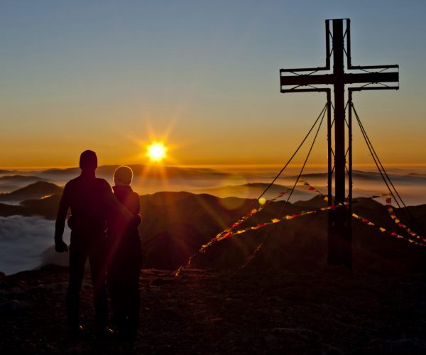 Sonnenuntergang am Gipfel des Hochschwab mit Gipfelkreuz
