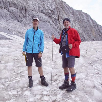 Gerhard Hohenwarter jun. und sen. beim Messen der Dicke der Schneedecke am Gletscher