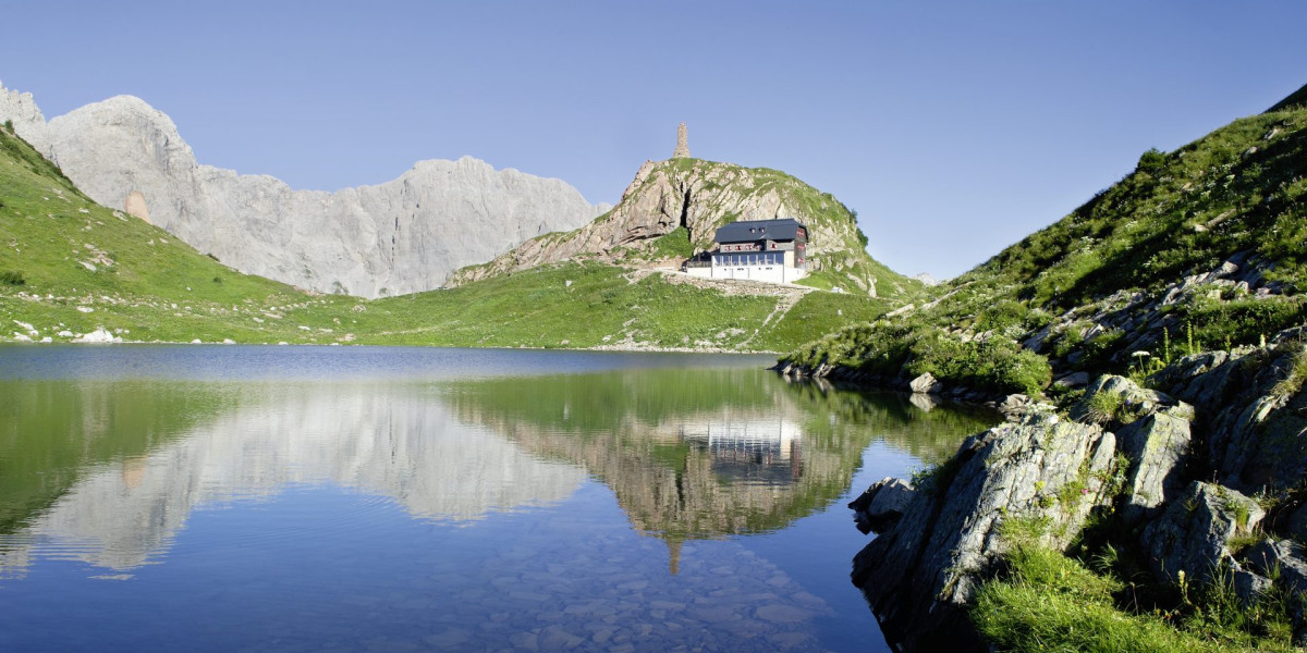 Die Wolayerseehütte am direkt am Wolayersee in den Karnischen Alpen
