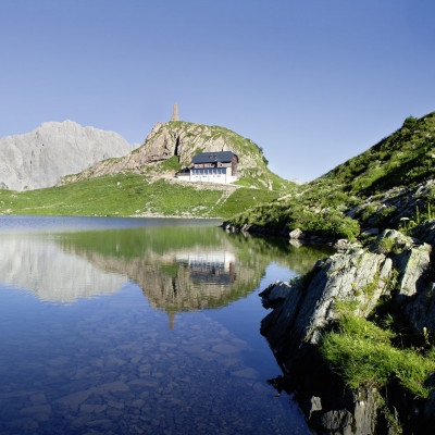 Die Wolayerseehütte am direkt am Wolayersee in den Karnischen Alpen