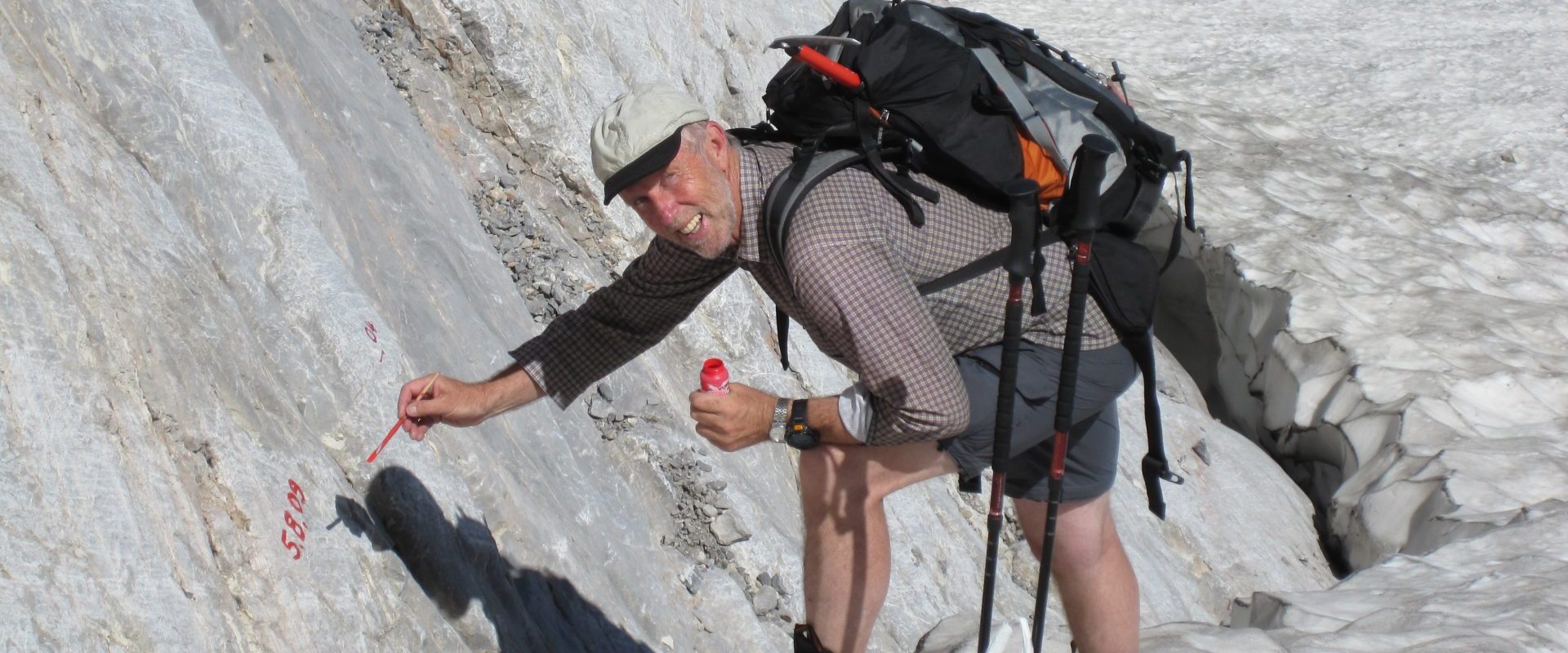 Gerhard Hohenwarter beim Messen am Eiskargletscher