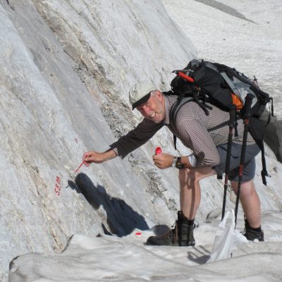 Gerhard Hohenwarter beim Messen am Eiskargletscher