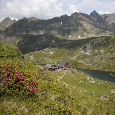 Blick auf die Ignaz-Mattis-Hütte an den Giglachseen