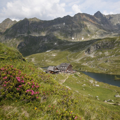 Die Ignaz-Mattis-Hütte an den Giglachseen am Schladminger Tauern Höhenweg Blick auf die Ignaz-Mattis-Hütte an den Giglachseen