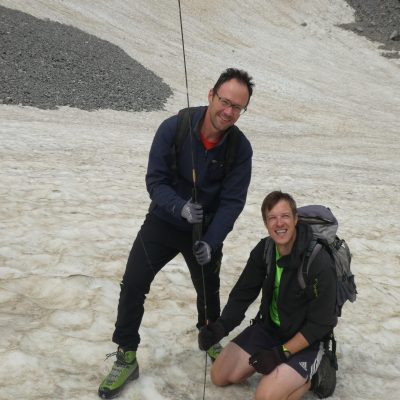 Gerhard Hohenwarter jun. (knieend) und Martin Ladstätter mit einer Lawinensonde beim Messen der Dicke der Schneedecke, die am Gletscher liegt