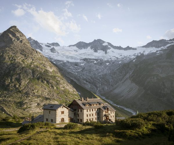 Blick auf die Berliner Hütte am Zillertaler Höhenweg