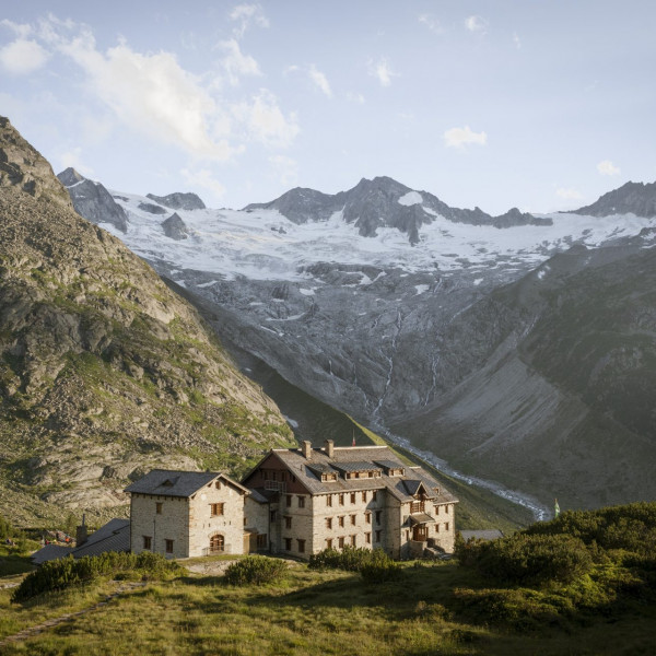 Blick auf die Berliner Hütte am Zillertaler Höhenweg