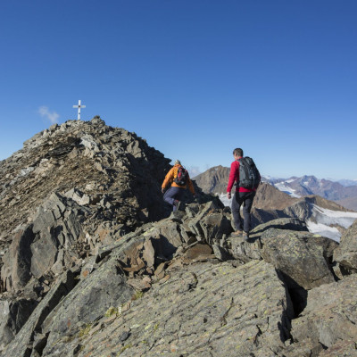 Im Blick sind Bergsteiger kurz vor dem Gipfel der Talleitspitze im Ötztal