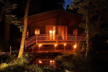 Abendstimmung zeigt die Waldsauna des Biohotel der daberer im Wald hinter dem Hotel | Foto: der daberer. das biohotel