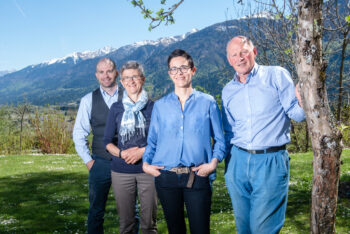 Familie Daberer - 2 Generationen - im sonnigen Garten vor dem Hotel | Foto: der daberer. das biohotel/F. Neumüller