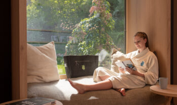 Frau - gemütlich im Fenster sitzend und lesend - im Biohotel der daberer | Foto: der daberer. das biohotel/F. Neumüller