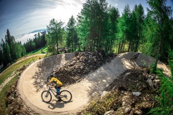 Flow Trail auf der Petzen mit Blick auf das Wolkenmeer im Tal | Foto: Petzen Bergbahnen 