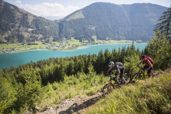 Mountainbike-Naturtrail am Weissensee mit Blick auf den See | Foto: Bergbahnen Weissensee/Heiko Mandl