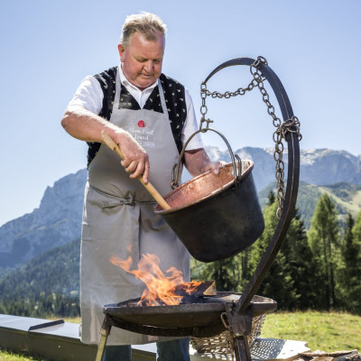 Wirt Hans Plattner beim Frigga-Kochen