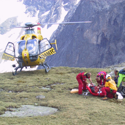 Verletztenbergung durch einen der ÖAMTC-Rettungshubschauber Verletztenbergung durch einen der ÖAMTC-Rettungshubschauber