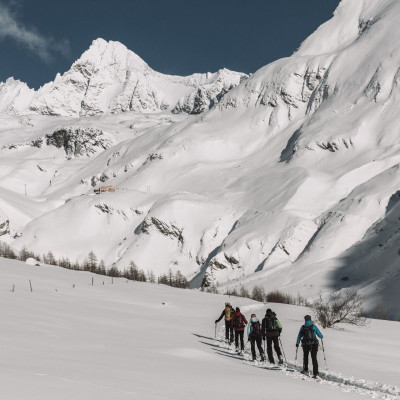 Schneeschuhwandern durch die prächtige winterliche Bergwelt der Hohen Tauern nahe Kals in Osttirol