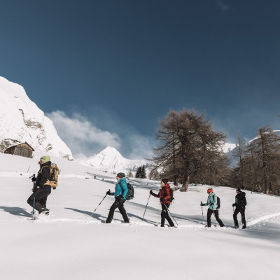 Schneeschuhwandern durch die prächtige winterliche Bergwelt der Hohen Tauern nahe Kals in Osttirol