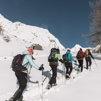 Schneeschuhwandern durch die prächtige winterliche Bergwelt der Hohen Tauern nahe Kals in Osttirol