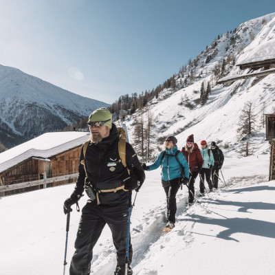 Schneeschuhwandern durch die prächtige winterliche Bergwelt der Hohen Tauern nahe Kals in Osttirol