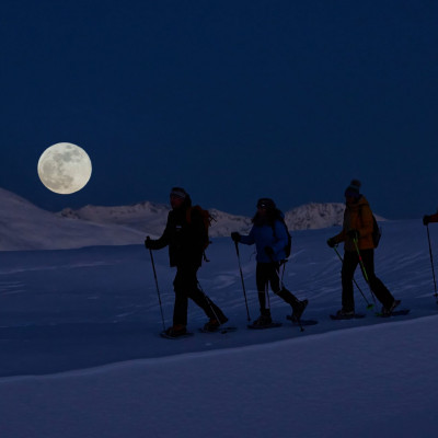 Schneeschuhwandern bei Vollmond ist genial. Meist reicht das Mondlicht und man kann muss die Stirnlampe gar nicht einschalten