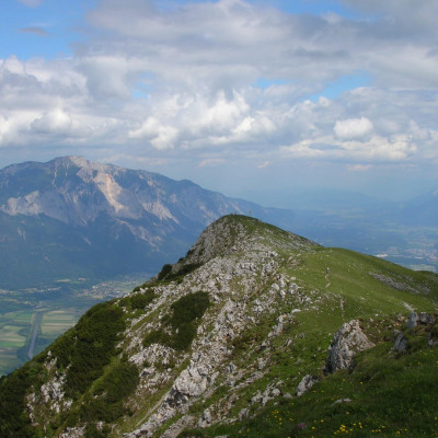 Der Gipfel des Oisternig, im Hintergrund der Dobratsch