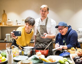 Die Autoren des Kochbuchs TAFELFREUNDE: Küchenchef Florian Bucar, Hotelchefin Marianne Daberer (links) und Souschefin Stefanie Sonnleitner | Foto: der daberer. das biohotel/F. Neumüller