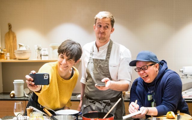 Die Autoren des Kochbuchs TAFELFREUNDE: Küchenchef Florian Bucar, Hotelchefin Marianne Daberer (links) und Souschefin Stefanie Sonnleitner