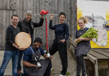 Daberer Slow Food Lehre - Neue Ausbildung für die Esskultur der Zukunft im Biohotel und bei Produzenten-Partnern Im Bild (von links nach rechts): Lukas ZANKL (Produzenten-Partner Slow Food Lehre, Bio-Rohmilchkäser in Dellach im Gailtal) | Herwig ERTL (Edelgreissler, Obmann Slow Food Convivium Gail- & Lesachtal) | James PAUL (Küchenlehrling im Biohotel der daberer) | Marianne DABERER (Biohotel der daberer) | Magdalena LIEBERT (Küchenlehrling im Biohotel der daberer) (01) | Foto: der daberer/F. Neumüller