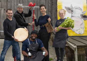 Daberer Slow Food Lehre - Neue Ausbildung für die Esskultur der Zukunft im Biohotel und bei Produzenten-Partnern Im Bild (von links nach rechts): Lukas ZANKL (Produzenten-Partner Slow Food Lehre, Bio-Rohmilchkäser in Dellach im Gailtal) | Herwig ERTL (Edelgreissler, Obmann Slow Food Convivium Gail- & Lesachtal) | James PAUL (Küchenlehrling im Biohotel der daberer) | Marianne DABERER (Biohotel der daberer) | Magdalena LIEBERT (Küchenlehrling im Biohotel der daberer) (03) | Foto: der daberer/F. Neumüller