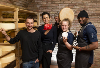 Im Käsekeller von Lukas ZANKL, Bio-Rohmilchkäser und Produzenten-Partner der Daberer Slow Food Lehre Im Bild (von links nach rechts): Lukas ZANKL (Produzenten-Partner Slow Food Lehre, Bio-Rohmilchkäser in Dellach im Gailtal) | Marianne DABERER (Biohotel der daberer) | Herwig ERTL (Edelgreissler, Obmann Slow Food Convivium Gail- & Lesachtal) | Magdalena LIEBERT (Küchenlehrling im Biohotel der daberer) | James PAUL (Küchenlehrling im Biohotel der daberer) (04) | Foto: der daberer/F. Neumüller