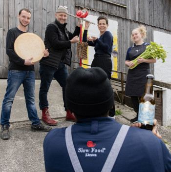 Bier vom Daberer Slow Food Lehre Produzenten-Partner LONCIUM auf der Schulter von Küchenlehrling James PAUL Im Bild (von links nach rechts): Lukas ZANKL (Produzenten-Partner Slow Food Lehre, Bio-Rohmilchkäser in Dellach im Gailtal) | Herwig ERTL (Edelgreissler, Obmann Slow Food Convivium Gail- & Lesachtal) | Marianne DABERER (Biohotel der daberer) | Magdalena LIEBERT (Küchenlehrling im Biohotel der daberer) (05) | Foto: der daberer/F. Neumüller