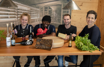 Im Käsekeller von Lukas ZANKL, Bio-Rohmilchkäser und Produzenten-Partner der Daberer Slow Food Lehre Im Bild (von links nach rechts): Magdalena LIEBERT (Küchenlehrling im Biohotel der daberer) | James PAUL (Küchenlehrling im Biohotel der daberer) | Lukas ZANKL (Produzenten-Partner Slow Food Lehre, Bio-Rohmilchkäser in Dellach im Gailtal) | Marianne DABERER (Biohotel der daberer) (07) | Foto: der daberer/F. Neumüller