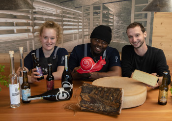 Im Käsekeller von Lukas ZANKL, Bio-Rohmilchkäser und Produzenten-Partner der Daberer Slow Food Lehre Im Bild (von links nach rechts): Magdalena LIEBERT (Küchenlehrling im Biohotel der daberer) | James PAUL (Küchenlehrling im Biohotel der daberer) | Lukas ZANKL (Produzenten-Partner Slow Food Lehre, Bio-Rohmilchkäser in Dellach im Gailtal) (08) | Foto: der daberer/F. Neumüller