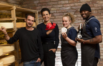 Im Käsekeller von Lukas ZANKL, Bio-Rohmilchkäser und Produzenten-Partner der Daberer Slow Food Lehre Im Bild (von links nach rechts): Lukas ZANKL (Produzenten-Partner Slow Food Lehre, Bio-Rohmilchkäser in Dellach im Gailtal) | Marianne DABERER (Biohotel der daberer) | Magdalena LIEBERT (Küchenlehrling im Biohotel der daberer) | James PAUL (Küchenlehrling im Biohotel der daberer) (09) | Foto: der daberer/F. Neumüller