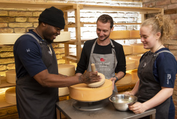 Die Daberer Lehrlinge bei der Arbeit im Käsekeller unter Anleitung von Bio-Rohmilchkäser Lukas ZANKL Im Bild (von links nach rechts): James PAUL (Küchenlehrling im Biohotel der daberer) | Lukas ZANKL (Produzenten-Partner Slow Food Lehre, Bio-Rohmilchkäser in Dellach im Gailtal) | Magdalena LIEBERT (Küchenlehrling im Biohotel der daberer) (10) | Foto: der daberer/F. Neumüller