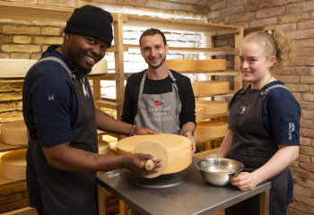 Die Daberer Lehrlinge bei der Arbeit im Käsekeller unter Anleitung von Bio-Rohmilchkäser Lukas ZANKL Im Bild (von links nach rechts): James PAUL (Küchenlehrling im Biohotel der daberer) | Lukas ZANKL (Produzenten-Partner Slow Food Lehre, Bio-Rohmilchkäser in Dellach im Gailtal) | Magdalena LIEBERT (Küchenlehrling im Biohotel der daberer) (11) | Foto: der daberer/F. Neumüller