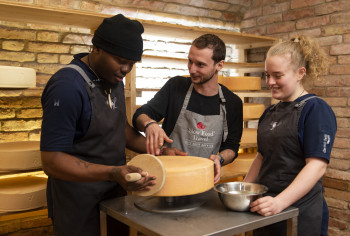 Die Daberer Lehrlinge bei der Arbeit im Käsekeller unter Anleitung von Bio-Rohmilchkäser Lukas ZANKL Im Bild (von links nach rechts): James PAUL (Küchenlehrling im Biohotel der daberer) | Lukas ZANKL (Produzenten-Partner Slow Food Lehre, Bio-Rohmilchkäser in Dellach im Gailtal) | Magdalena LIEBERT (Küchenlehrling im Biohotel der daberer) (12) | Foto: der daberer/F. Neumüller