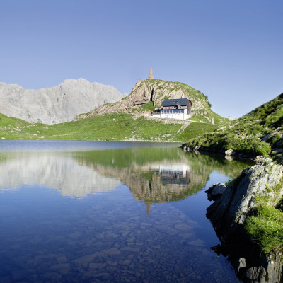Der Wolayersee in den Karnischen Alpen gilt als besonders prächtiger alpiner See Der Wolayersee in den Karnischen Alpen gilt als besonders prächtiger alpiner See