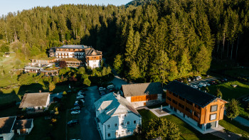 Daberer Teamhaus 2 (rechts). Vorne in der Mitte: Daberer Teamhaus 1. Und im Hintergrund das Biohotel- Luftbild | Foto: der daberer/M. Hofmann