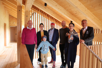 Offizielle Eröffnung - der daberer Teamhaus 2 - am 24.9.2022. Im Bild (von links nach rechts): Willi, Marianne und Sohn Lorenz Daberer, Edelgreissler Herwig Ertl, Christian und Inge Daberer, Architekt Herwig Ronacher | Foto: der daberer. das biohotel