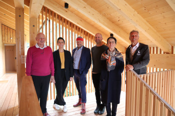 Offizielle Eröffnung - der daberer Teamhaus 2 - am 24.9.2022. Im Bild (von links nach rechts): Willi und Marianne Daberer, Edelgreissler Herwig Ertl, Christian und Inge Daberer, Architekt Herwig Ronacher | Foto: der daberer. das biohotel