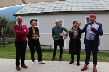 Offizielle Eröffnung - der daberer Teamhaus 2 - am 24.9.2022. Im Bild (von links nach rechts): Willi, Marianne, Christian und Inge Daberer bei Edelgreissler Herwig Ertls Laudatio | Foto: der daberer. das biohotel