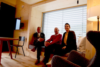 Offizielle Eröffnung - der daberer Teamhaus 2 - am 24.9.2022. Im Bild (von links nach rechts): Architekt Herwig Ronacher, Willi und Marianne Daberer | Foto: der daberer. das biohotel