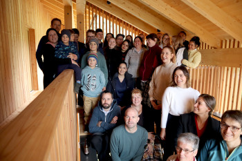 Offizielle Eröffnung - der daberer Teamhaus 2 - am 24.9.2022. Im Bild: Zahlreiche der Daberer-Mitarbeiter im Stiegenaufgang "ihres" Hauses | Foto: der daberer. das biohotel