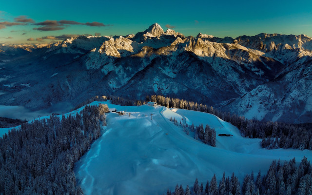 Sonnenaufgangsstimmung mit Blick vom Skigebiet Tarvisio Richtung Mangart im Osten