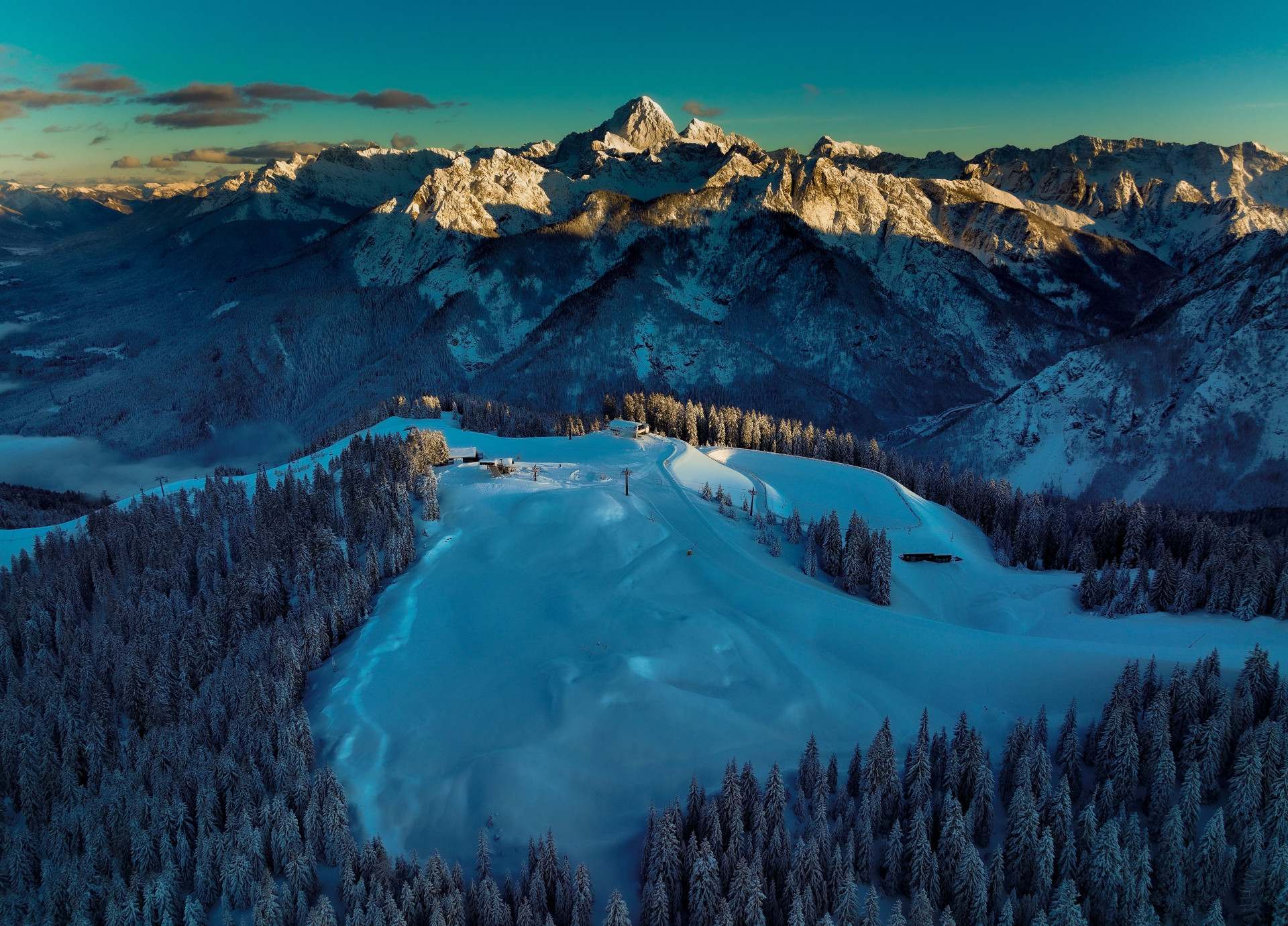 Sonnenaufgangsstimmung mit Blick vom Skigebiet Tarvisio Richtung Mangart im Osten