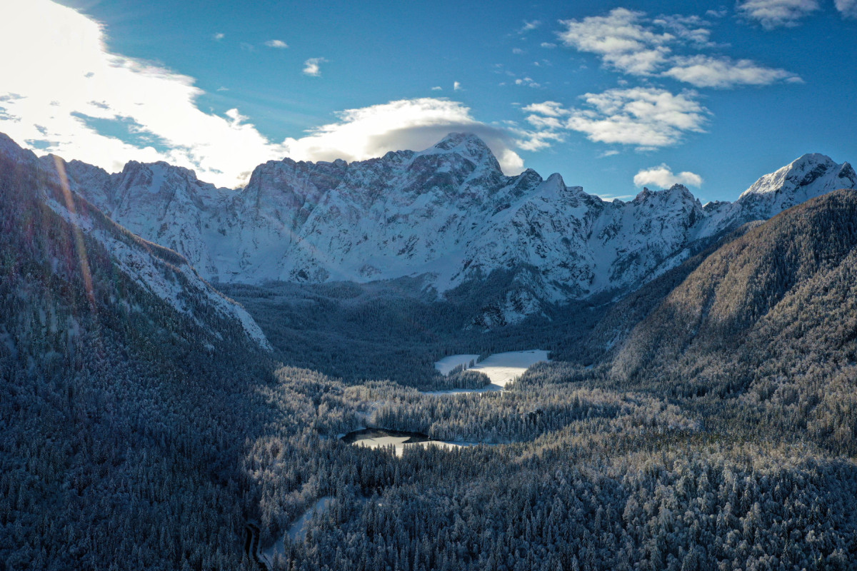 Die Laghi di Fusine mit dem sie eindrucksvoll überragenden Mangart. Das Rifugio Zacchi (nicht zu sehen) befindet sich links nahe der Waldgrenze unterhalb der gewaltigen Nordwände.